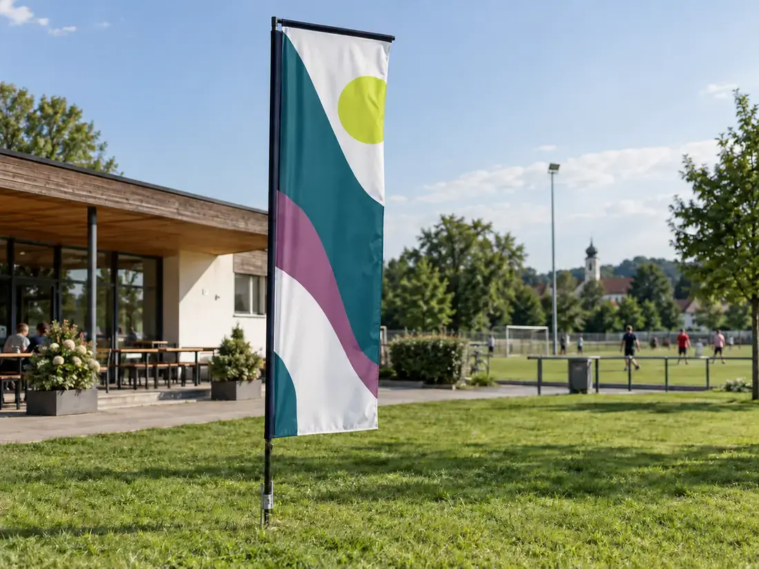 Illusztrált téglalap alakú reklámzászló a gyepen